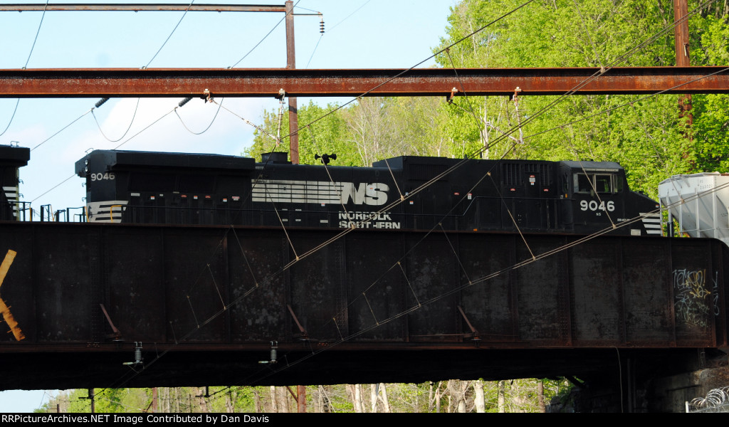 NS C40-9W 9046 trails on 17G